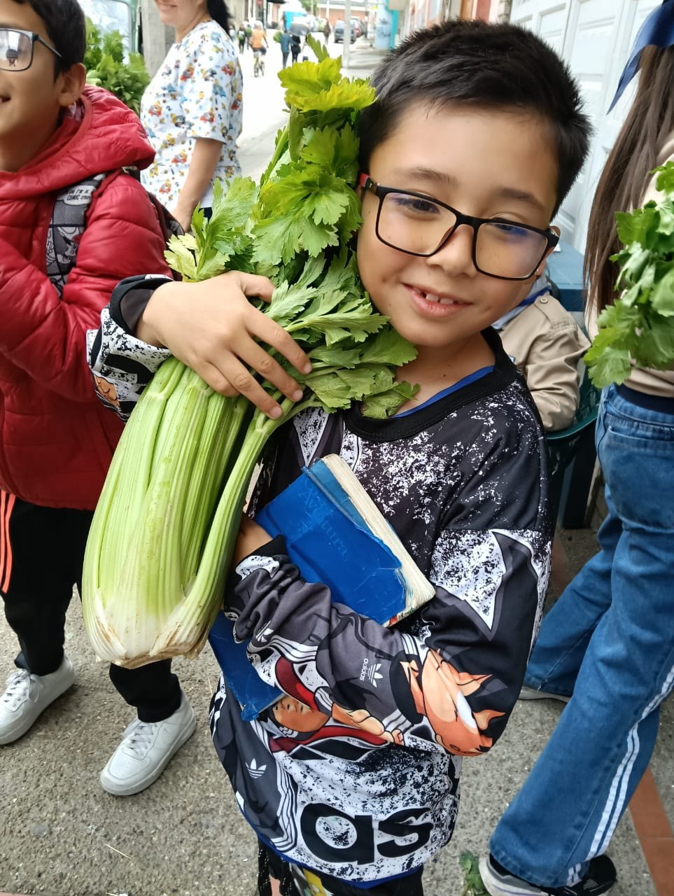Niño celebrando con una torta