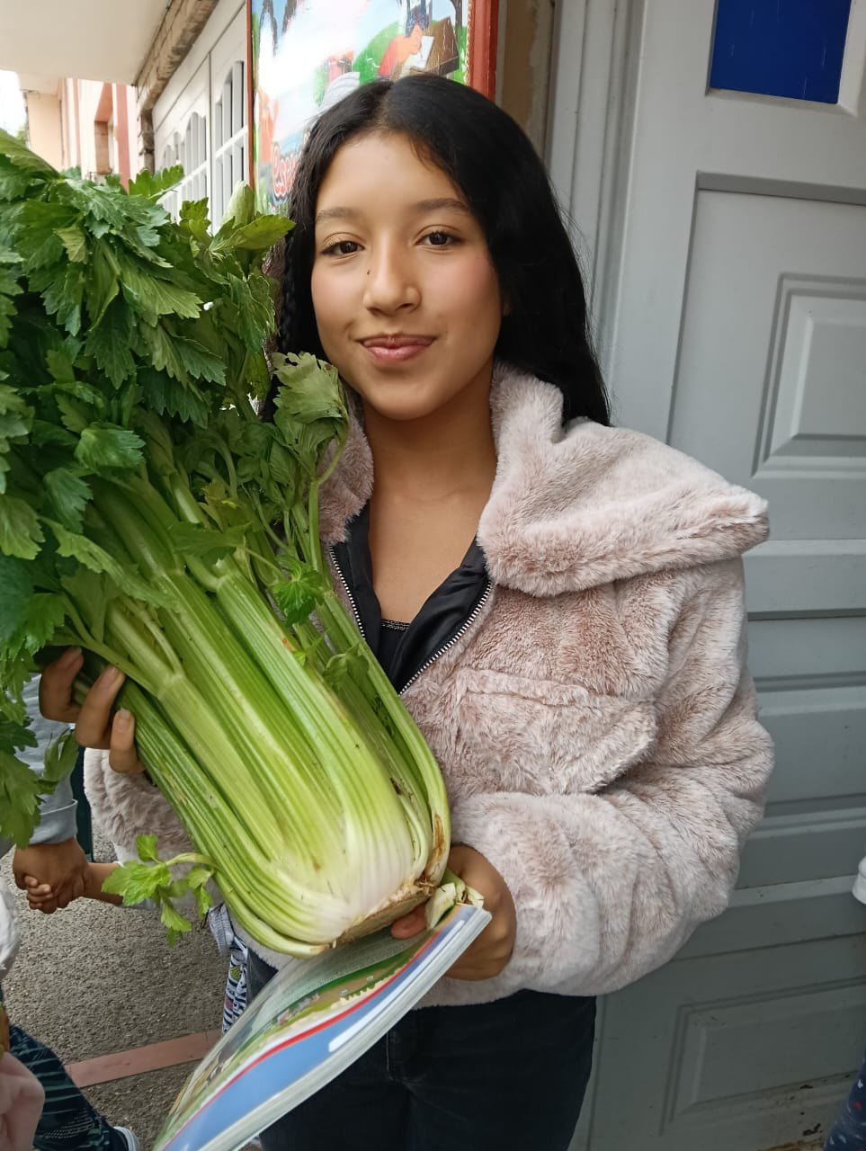 Niño sosteniendo verduras