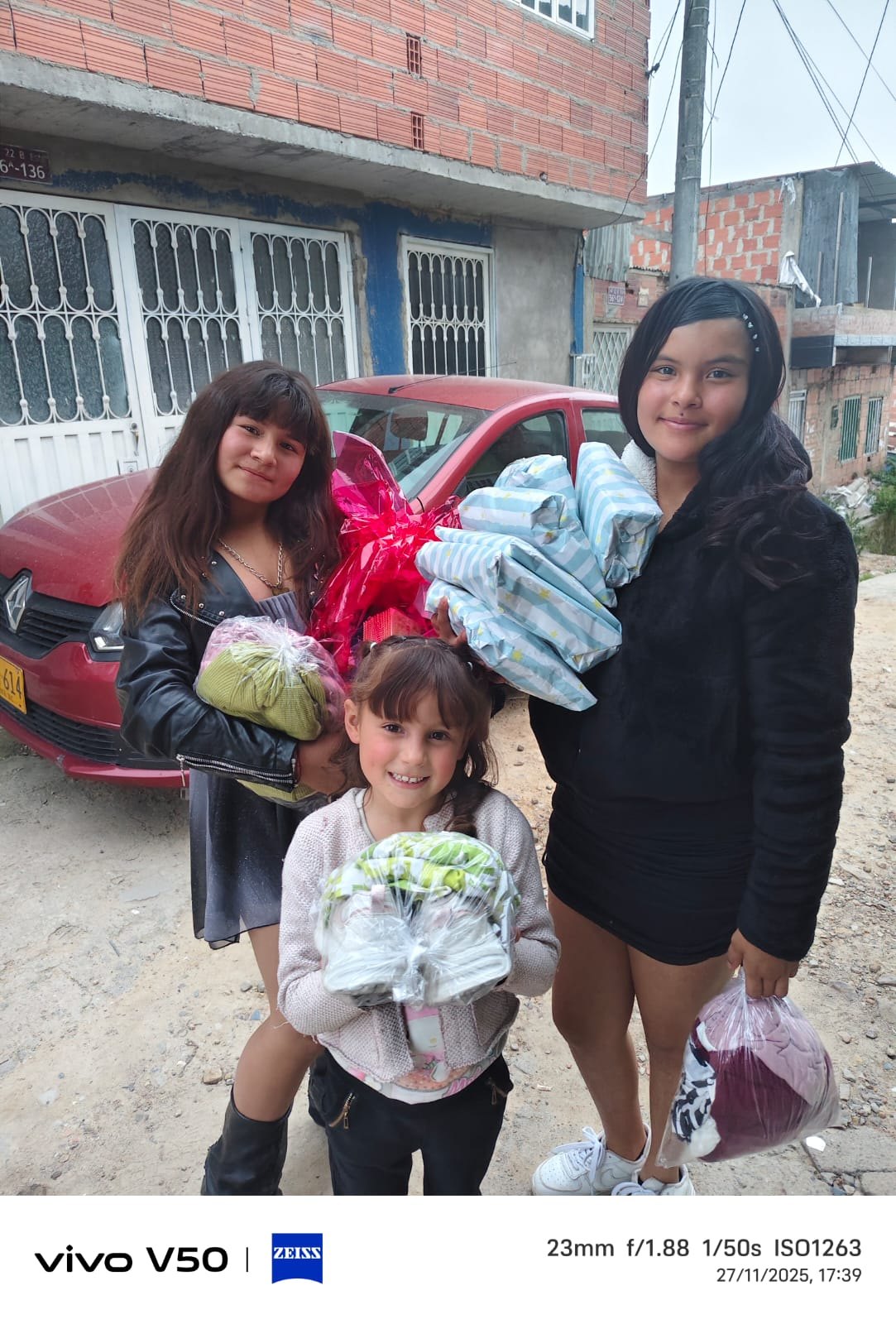 Niños con botellas de leche
